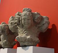 Trois chapiteaux ornes de tetes grimaçantes (Pierre calcaire, 1290-1300)(1)